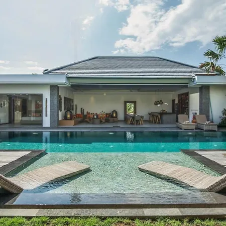 Stunning 6 Bedroom Villa Only 400M To The Beach