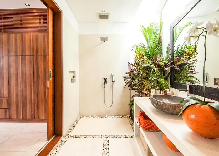 Stunning 6 Bedroom Villa Only 400M To The Beach *