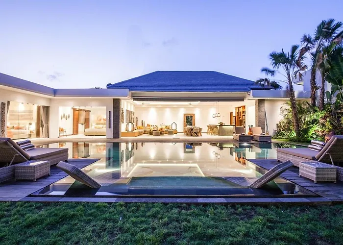 Stunning 6 Bedroom Villa Only 400M To The Beach ヴィラ チャングー