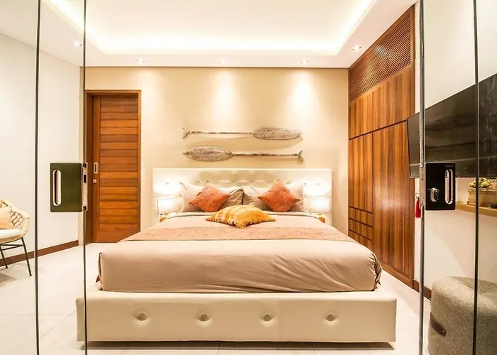 Stunning 6 Bedroom Villa Only 400M To The Beach ヴィラ